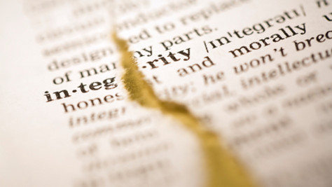 Ordet "Integritet" i en ordbok. Sidan är sönderriven. Integrity-Broken-474px