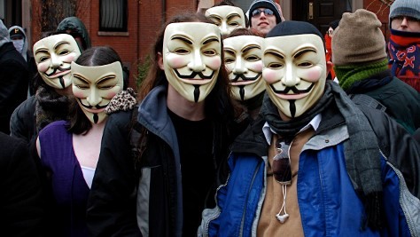 Många med Guy Fawkesmasker. Foto av stevegarfield@flickr; CC-BY-NC-SA. Länk till fotot. GuyFawkes-474px